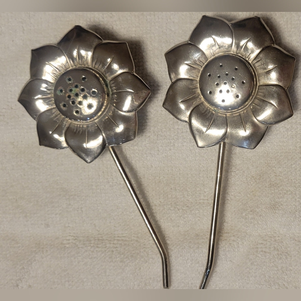 Vintage Flower With Stem Salt and Pepper Set. Metal Silver.